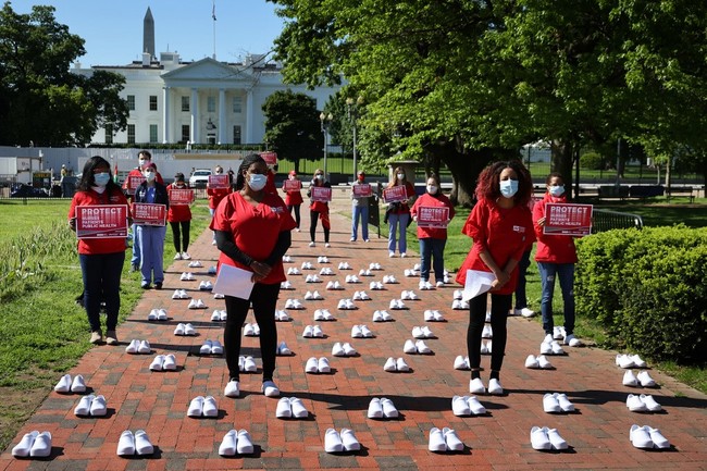 Setiap sepatu mewakili seorang perawat yang meninggal karena COVID, tuturnya. Foto: AFP/CHIP SOMODEVILLA