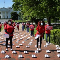 Setiap sepatu mewakili seorang perawat yang meninggal karena COVID, tuturnya. Foto: AFP/CHIP SOMODEVILLA