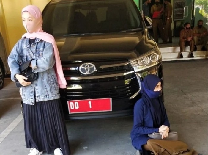 Andi Esa dan Andi Amel mengadang mobil Gubernur Sulsel Nurdin Abdullah meminta jenazah ibunya dipindah dari pemakaman khusus COVID (dok. Istimewa).
