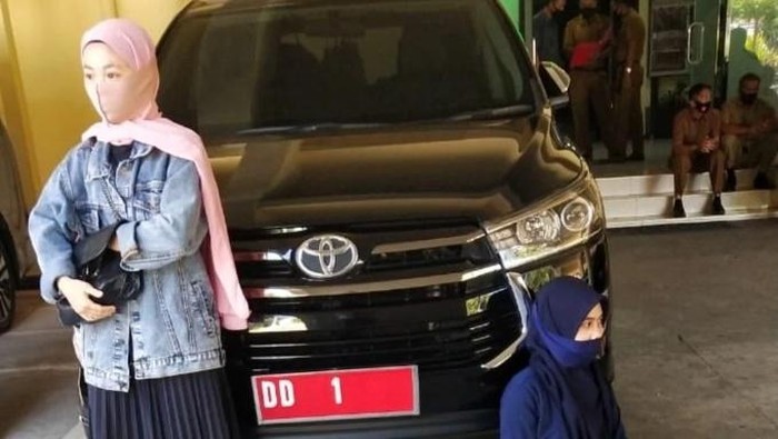 Andi Esa dan Andi Amel mengadang mobil Gubernur Sulsel Nurdin Abdullah meminta jenazah ibunya dipindah dari pemakaman khusus COVID (dok. Istimewa).