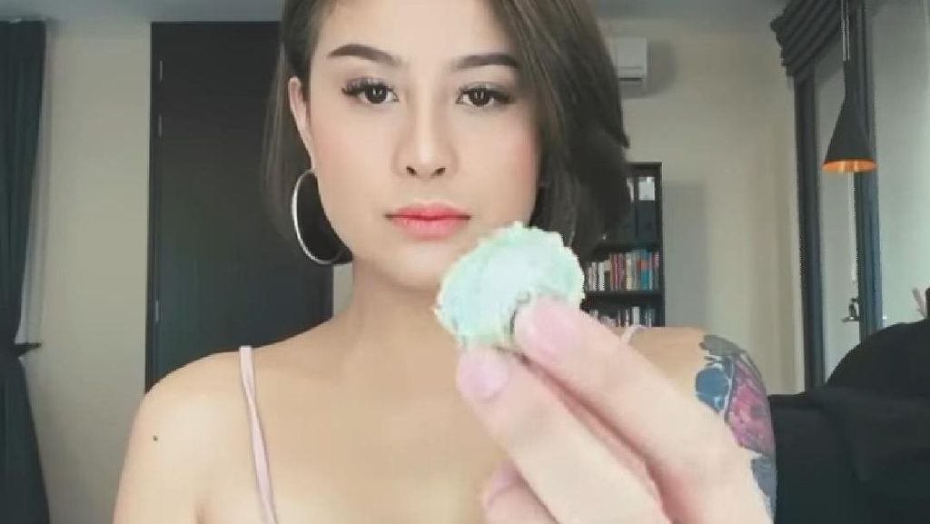 Heboh Klepon Tidak Islami, Awkarin Makan Klepon Gaya Anti Mainstream Heboh Klepon Tidak Islami, Awkarin Makan Klepon Gaya Anti Mainstream
