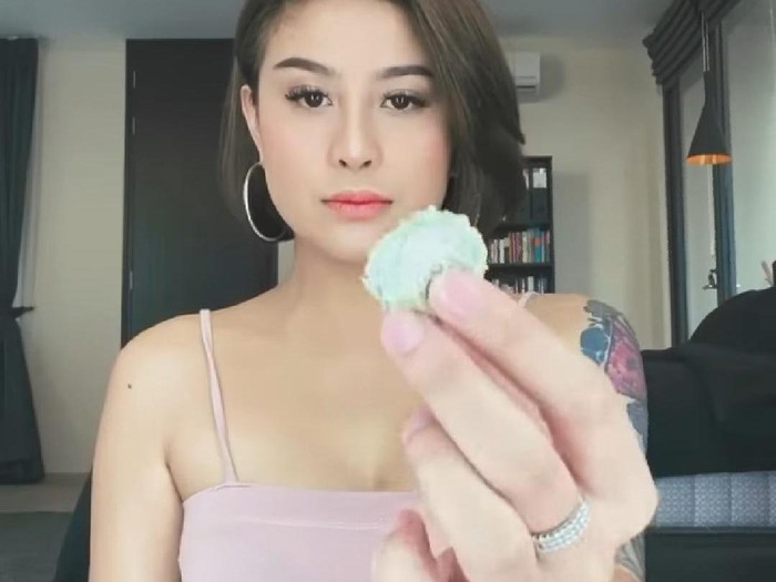 awkarin makan klepon awkarin makan klepon