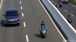 Bahaya Banget! Pemotor Ini Terobos JLNT Kampung Melayu-Tanah Abang
