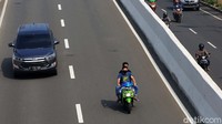 Sudah melanggar aturan dengan melintas di JLNT, pemotor ini tidak pakai helm pula.