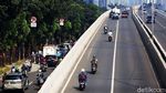 Bahaya Banget! Pemotor Ini Terobos JLNT Kampung Melayu-Tanah Abang