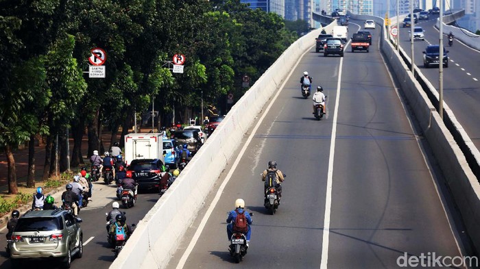 Bahaya Banget! Pemotor Ini Terobos JLNT Kampung Melayu Pemotor dilarang melintas di JLNT Kampung Melayu-Tanah Abang karena berbahaya. Namun tetap saja, para pemotor melanggar aturan ini.