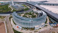 Bandara Jiaodong Qingdao tidak memiliki atap baja dan kaca seperti Bandara Beijing Daxing. Atapnya yakni baja stainless ultra tipis,  0,5 milimeter, seperti kertas A4. Atap itu melingkupi area seluas 223.000 meter persegi. Adalah atap baja yang terbesar di dunia.