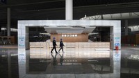 Bandara Jiaodong Qingdao berkapasitas 60 juta penumpang. Bandara ini terletak sekitar 39 kilometer dari pusat kota Qingdao dan akan menggantikan Bandara Liuting Qingdao yang sudah jenuh akan penerbangan.