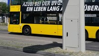 Stasiun pengisian overhead untuk bus artikulasi listrik berdiri di stasiun bus otoritas transportasi umum BVG Berlin.  