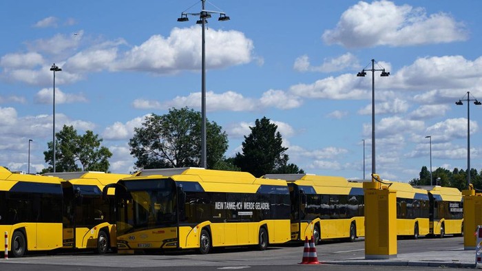 BERLIN, GERMANY - JULY 21: Electric buses stand charging at a yard of the BVG Berlin public transport authority on July 21, 2020 in Berlin, Germany. The city of Berlin is expanding its fleet of electric buses with the goal of having 250 running by the end of 2021 and to have its entire fleet be solely electric within ten years. Cities across Europe are pursuing measures to decrease their carbon footprint and rein in global warming.  (Photo by Sean Gallup/Getty Images)