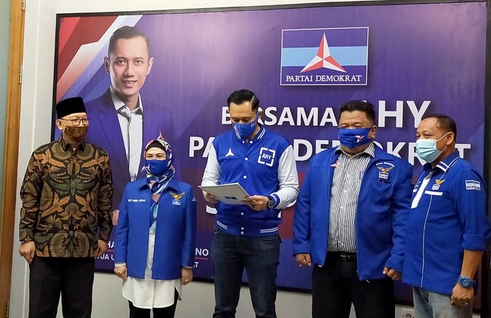 Demokrat Resmi Usung Pasangan Azizah-Ruhamaben di Pilkada Tangsel DPP Partai Demokrat resmi mengusung Siti Nur Azizah-Ruhammaben dalam pilkada Kota Tangsel akhir tahun nanti. Pemberian rekomendasi langsung diserahkan ketua umum DPP Partai Demokrat Agus Harimurti Yudhoyono di Jakarta, Rabu (22/7).