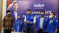 Pasangan Azizah, Ruhammaben merupakan kader Partai Keadilan Sejahtera (PKS) yang memiliki delapan kursi di DPRD Kota Tangsel. Sementara partai Demokrat punya lima kursi. Total pasangan ini mencapai 13 kursi atau memenuhi syarat minimal 10 kursi. dok. Partai Demokrat