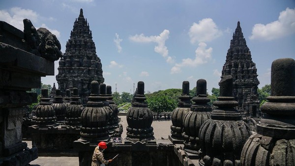 Menurut data Dinas Pariwisata Daerah Istimewa Yogyakarta, kunjungan wisatawan mancanegara pada bulan April 2020 di masa pandemi COVID-19 0 orang, atau turun 100 persen bila dibandingkan periode yang sama tahun lalu yang mencapai 19.605 orang. Menurut data Dinas Pariwisata Daerah Istimewa Yogyakarta, kunjungan wisatawan mancanegara pada bulan April 2020 di masa pandemi COVID-19 0 orang, atau turun 100 persen bila dibandingkan periode yang sama tahun lalu yang mencapai 19.605 orang.