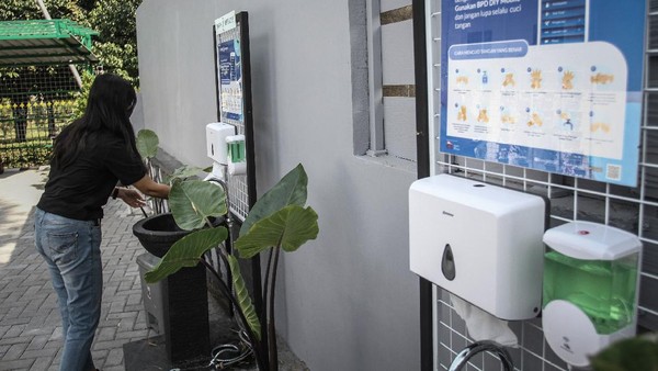Selain itu, Pemerintah DI Yogyakarta meminta pengelola tempat-tempat wisata untuk memberikan layanan tambahan kepada para pengunjung seperti memperbanyak tempat cuci tangan. Selain itu, Pemerintah DI Yogyakarta meminta pengelola tempat-tempat wisata untuk memberikan layanan tambahan kepada para pengunjung seperti memperbanyak tempat cuci tangan.