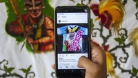 Pelaku industri kreatif di Yogyakarta juga kembali bangkit, memanfaatkan pemasaran secara daring untuk menawarkan produknya.