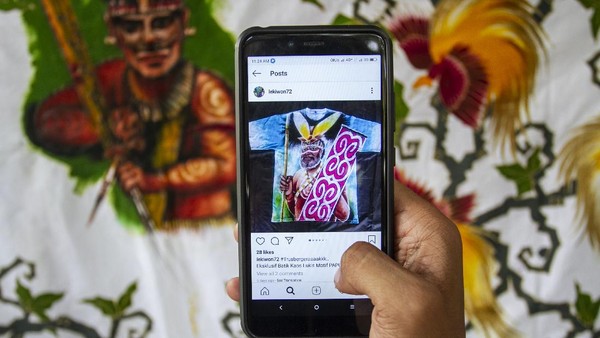 Pelaku industri kreatif di Yogyakarta juga kembali bangkit, memanfaatkan pemasaran secara daring untuk menawarkan produknya. Pelaku industri kreatif di Yogyakarta juga kembali bangkit, memanfaatkan pemasaran secara daring untuk menawarkan produknya.
