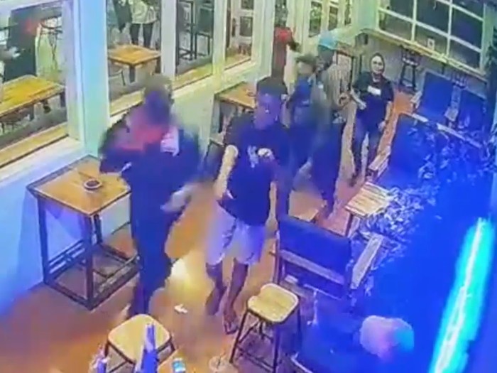 Detik-detik Pengunjung Cafe di Makassar Dikeroyok dan Dirampok