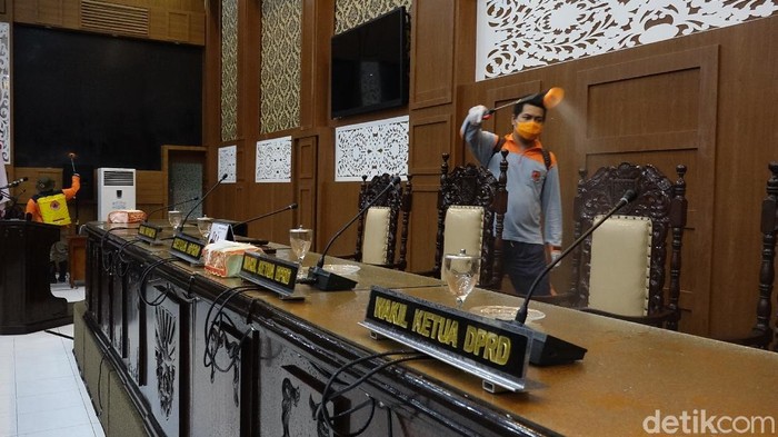 Gugus Tugas Percepatan Penanganan COVID-19 Kota Probolinggo terus menyemprotkan disinfektan di kantor DPRD setempat. Sterilisasi dilakukan sejak kantor itu di-lockdown mulai Selasa (21/7).