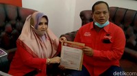 Anak pedangdut A Rafiq, Laila Fadia Elfouz Rafiq, mendaftar sebagai bupati Pekalongan. Fadia juga sudah mendaftar ke KPUD Pekalongan berpasangan dengan Riswadi. Foto: Robby/detikcom