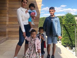 Georgina pun menjaga anak-anak Cristiano Ronaldo dengan baik (Instagram/georginagio)