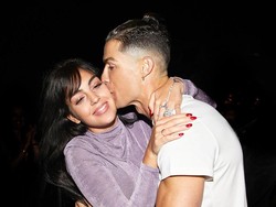 Posting foto Georgina Rodriguez berbikini di Instagram pribadinya langsung disambar Cristiano Ronaldo di kolom komentar. Wanita tercantik di dunia, katanya dibubuhi emoji hati (Instagram/georginagio)
