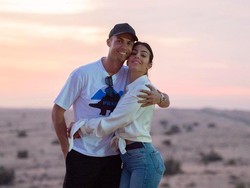 Georgina Rodriguez dan Cristiano Ronaldo juga suka liburan keliling dunia, seperti kala menjelajahi gurun pasir di Dubai ini (Instagram/georginagio)