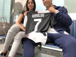 Georgina juga suka menemani sang kekasih di stadion (Instagram/georginagio)