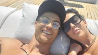 Ia pun kerap menikmati liburan mewah bersama Cristiano Ronaldo. Dok. Instagram/georginagio