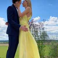 Tidak lama setelah ultah ke-21, Brooklyn Beckham melamar Nicola Peltz. Putra David dan Victoria Beckham memberikan cincin tunangan super mewah untuk Nicola Peltz. Kabarnya dia memberikan cincin berlian seharga US$ 200 ribu atau sekitar Rp 2,8 miliar. Foto: Instagram