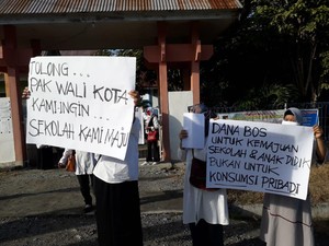 Gegara Duit BOS, Guru dan Murid SMPN 19 Palu Demo Minta Ganti Kepsek