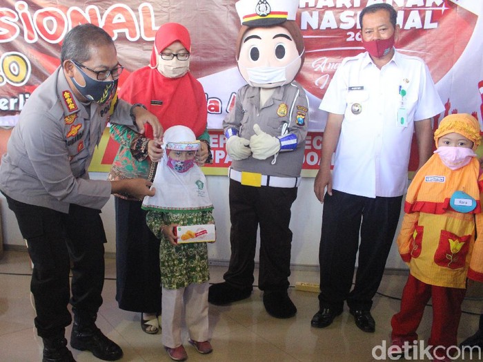 Adaptasi kebiasaan baru dengan menerapkan protokol kesehatan tidak hanya berlaku bagi orang dewasa. Anak-anak juga perlu terbiasa dengan penerapan protokol kesehatan.