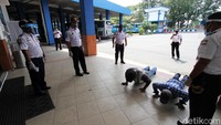 Hal itu dilakukan agar memberikan efek jera bagi penumpang yang masih enggan mengenakan masker.