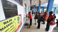 Cuci tangan dan physical distancing pun wajib dilakukan.