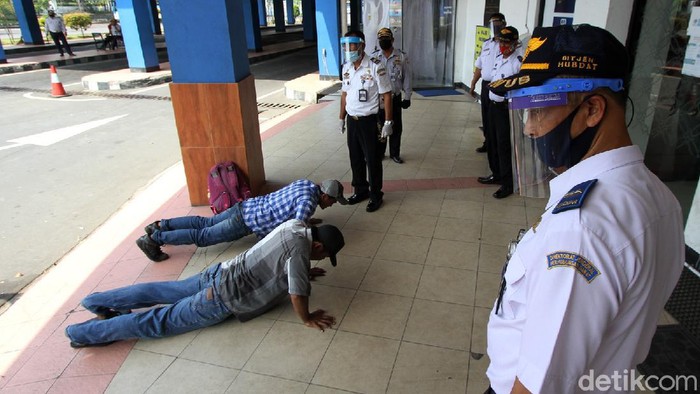 Razia masker dilakukan di Terminal Tirtonad, Surakarta, Jawa Tengah. Hal itu dilakukan guna memberikan efek jera bagi warga yang masih enggan menggunakan masker.