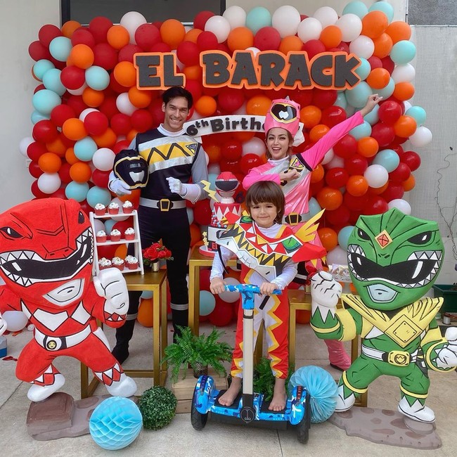 Seolah menjawab gosip yang beredar, Jessica Iskandar menggelar acara ulang tahun El Barack yang tepat berusia 6 tahun pada 21 Juli 2020. El tampak mengenakan costum Power Ranger warna merah. Dan Richard Kyle pun hadir di perayaan ulang tahun El. Happy birthday El Barack, hope all your wishes come true. grow up to be the strong and smart boy that you are, ucap Richard Kyle dalam unggahan Instagram Stories miliknya. Foto: Dok. Instagram @inijedar.
