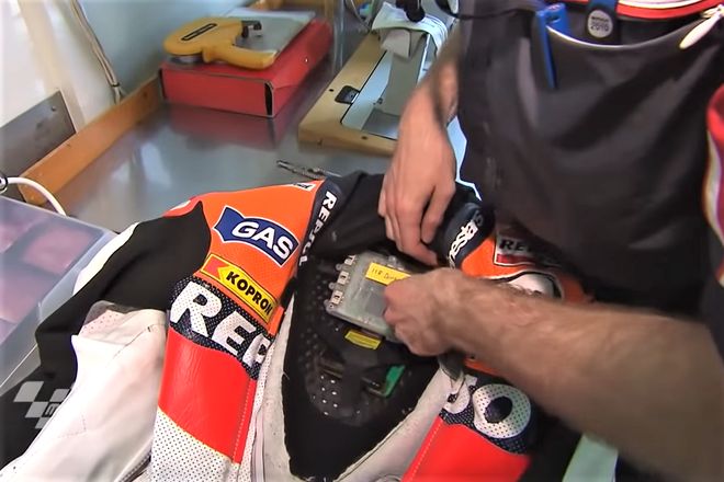 Isi punuk pada pakaian pebalap MotoGP