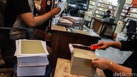 Permintaan cetak undangan berkisar 50 hingga 100 eksemplar untuk setiap calon pasangan pengantin.