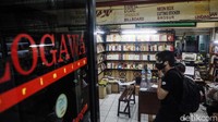 Pada puncak penerapan PSBB, jasa cetak undangan sampai tutup total bahkan beberapa pemesan membatalkan pesanannya.