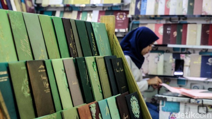 Jasa Cetak Undangan Pernikahan Kembali Bernafas Meski Terbatas Bisnis cetak undangan pernikahan kembali menggeliat di masa PSBB ini. Meski demikian pesanan cetak undangan masih sangat terbatas.