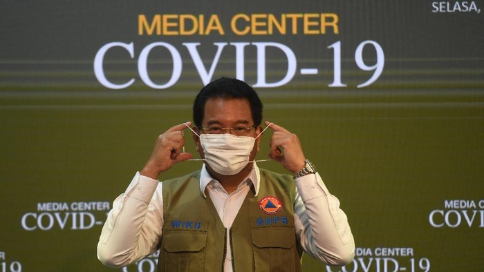 Juru Bicara Satgas COVID-19 Wiku Adisasmito berpose usai memberikan keterangan di Kantor Presiden, Jakarta, Selasa (21/7/2020). Pemerintah resmi menunjuk Wiku Adisasmito menjadi juru bicara pemerintah menggantikan Achmad Yurianto. ANTARA FOTO/Akbar Nugroho Gumay/aww.