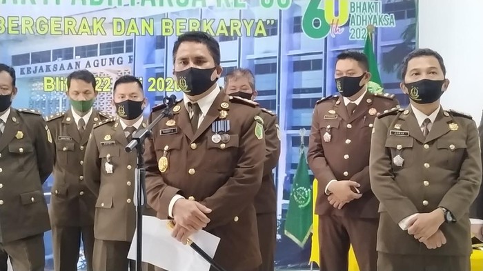 Kejari Blitar menahan seorang mubalig kondang asal Jombang. Sang juru dakwah didakwa terlibat penipuan terhadap 650 jemaah melalui layanan biro haji ilegal dengan kerugian mencapai Rp 4 miliar.