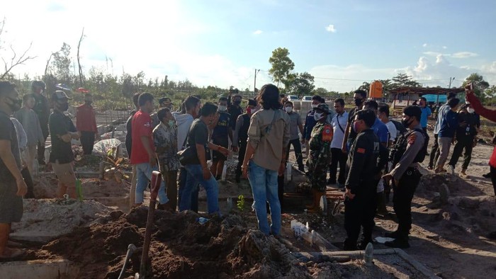 Keluarga Pasien Pukuli Relawan Pemakaman COVID-19 di Palangka Raya. Keluarga Pasien Pukuli Relawan Pemakaman COVID-19 di Palangka Raya.