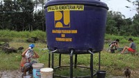 Warga terdampak banjir membersihkan badannya di pengungsian di Desa Wonuamonapa, Kecamatan Pondidaha, Kabupaten Konawe, Sulawesi Tenggara, Rabu (22/7/2020). Pihak BPBD Konawe merilis jumlah warga terdampak akibat luapan Sungai Konaweha dan Sungai Lahambuti hingga Selasa (21/7/2020) sebanyak 16.159 jiwa sementara 1.981 unit rumah terendam banjir. 
