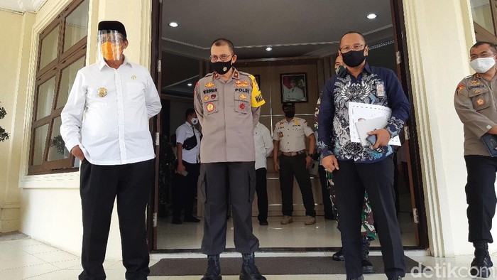 Ketua KPU Banten Wahyul Furqon berpakaian batik saat memberi penjelasan ke wartawan di Serang, Banten.