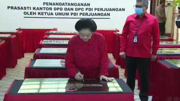 Ketum PDIP Megawati Soekarnoputri didampingi Sekjen PDIP Hasto Kristiyanto menandatangani prasasti peresmian 20 kantor DPD dan DPC PDIP