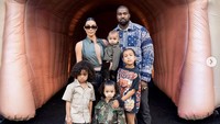 Mereka pun dikaruniai empat orang anak. Foto: Dok. Instagram/kimkardashian
