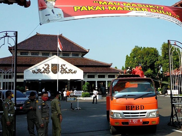 Kompleks Pemkab Pemalang disemprot disinfektan usai bupati, istri dan sekda positif virus Corona atau COVID-19, Rabu (22/7/2020).