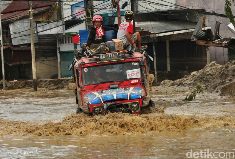 Komunitas Mobil Off Road Terabas Desa Terisolir Akibat Banjir Masamba Komunitas Mobil Off Road Terabas Desa Terisolir Akibat Banjir Masamba