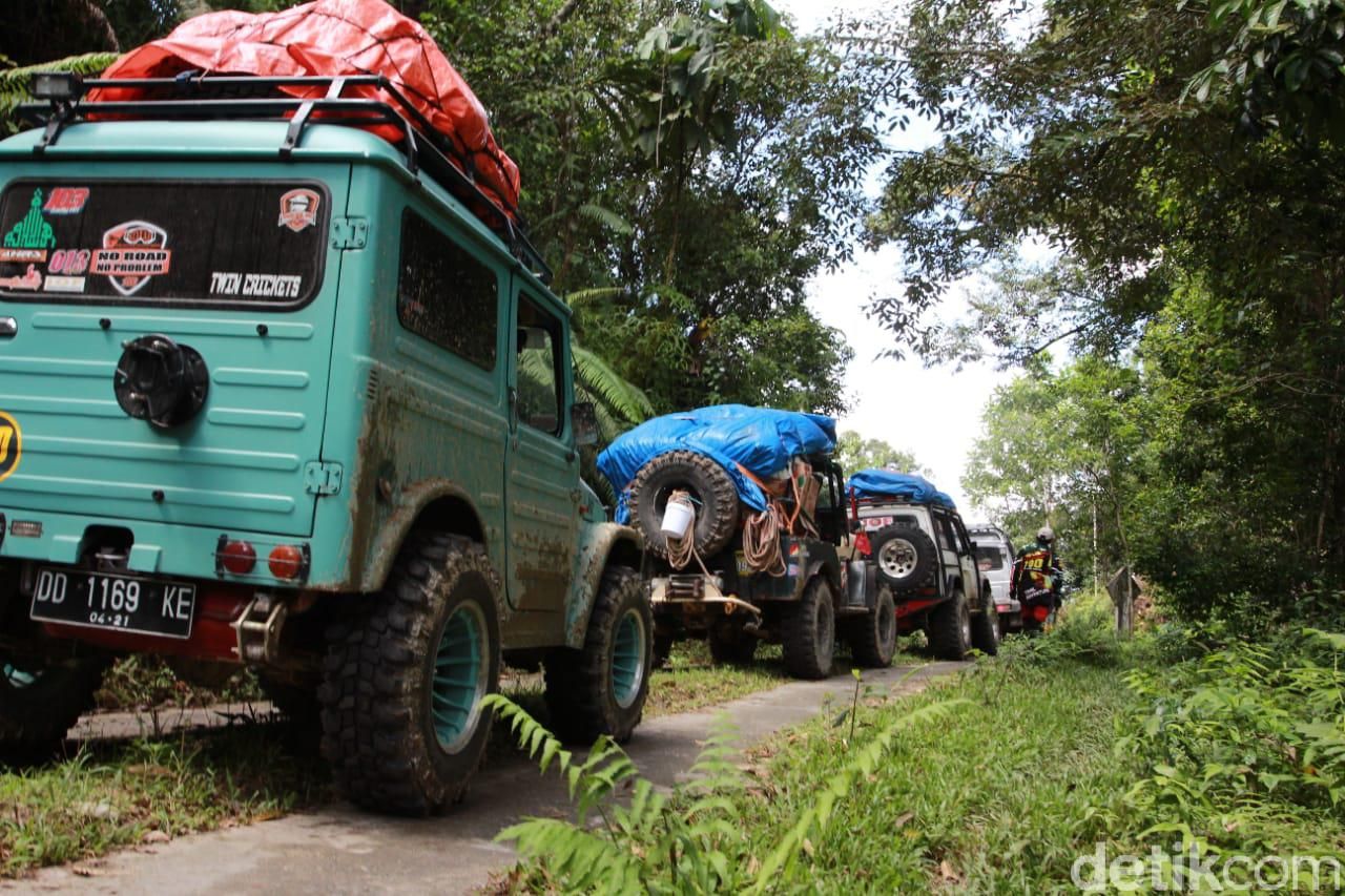 Komunitas Mobil Off Road Terabas Desa Terisolir Akibat Banjir Masamba