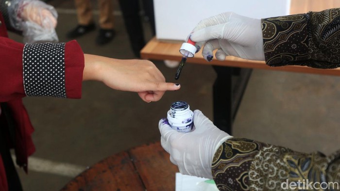 KPU Gelar Simulasi Pemungutan Suara Pilkada Saat Pendemi Corona Warga mengikuti simulasi pemungutan suara Pilkada serentak 2020 di Jakarta, Rabu (22/7/2020). Simulasi tersebut digelar untuk memberikan edukasi kepada masyarakat terkait proses pemungutan dan penghitungan suara Pilkada serentak 2020 yang akan dilaksanakan pada 9 Desember 2020 dengan menerapkan protokol kesehatan COVID-19.